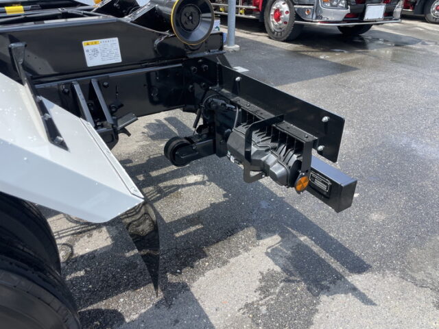 いすゞ：フォワード：登録済未使用：アームロール：3人乗り：ベッドレス：積載3.750㎏