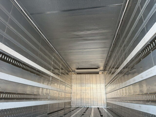 いすゞ：フォワード：ハイルーフ：冷凍バン：7100標準幅：架装多数：格納ゲート：エアサス