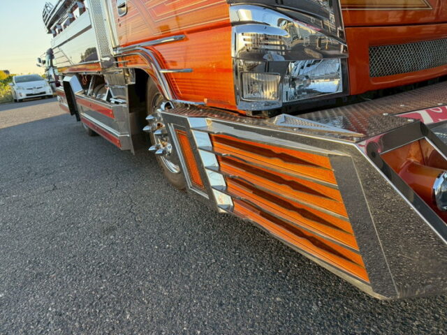 いすゞ：エルフ：イベント車：架装多数：カスタムペイント：荷台トランク仕様：マニ割り