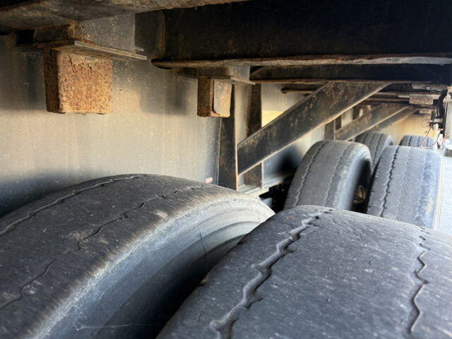 東邦：トレーラー：まな板：3軸：スタンション多数：内フック多数：最大積載量27.500㎏