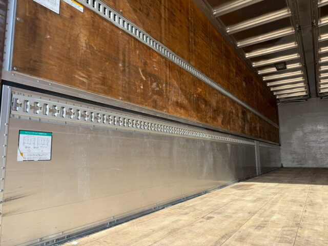 クオン:ハイルーフ:ウィング:メッキ多数:ステンレスバイザー:アルミホイール