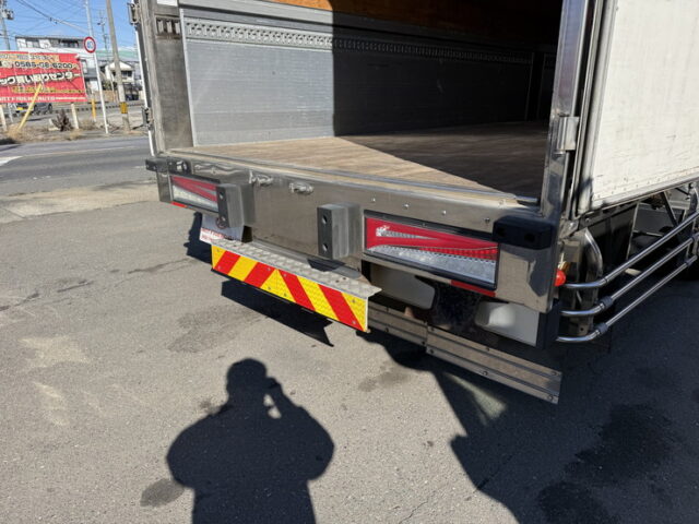 日野:17プロフィア:ハイルーフ:メッキ多数:アルミホイール:木床:E13Cエンジン