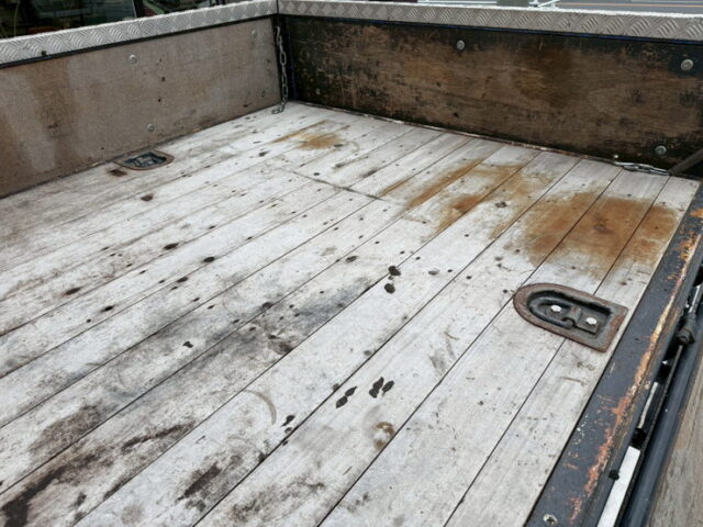 【現状】いすゞ：エルフ：平ボデー：架装多数：マニ割り：5トン未満：2駆/4駆切換付き