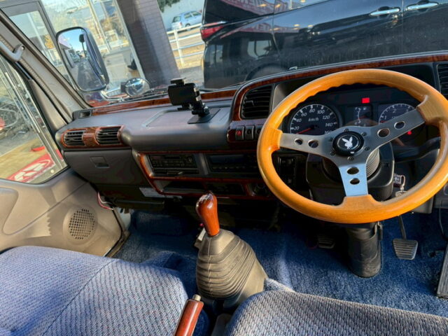 いすゞ:エルフ:平ボデー:標準幅:10尺長:マニ割り:ハイグレード:140馬力