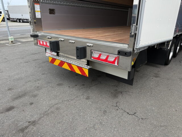 日野：17プロフィア：ハイルーフ：ウィング：未使用：アルミホイール：リア門口ステンレス