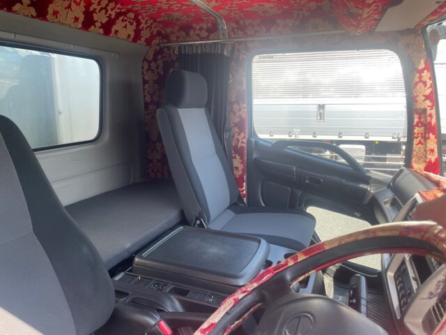 日野　レンジャープロ　冷凍ウィング　ステンレスサイドバンパー　メッキパーツ多数