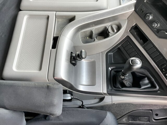 UDトラックス：クオン：トレーラーヘッド：メッキ多数：第5輪荷重11.500㎏