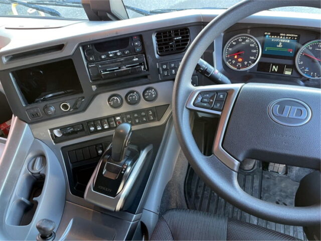 UD クオン：ハイルーフ：冷凍バン：トレクス造りボデー：横扉：ステンレス多数：AT