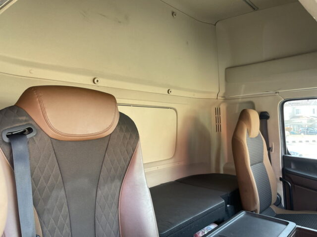 日野：17プロフィア：ハイルーフ：ウィング：メッキ多数：アルミホイール