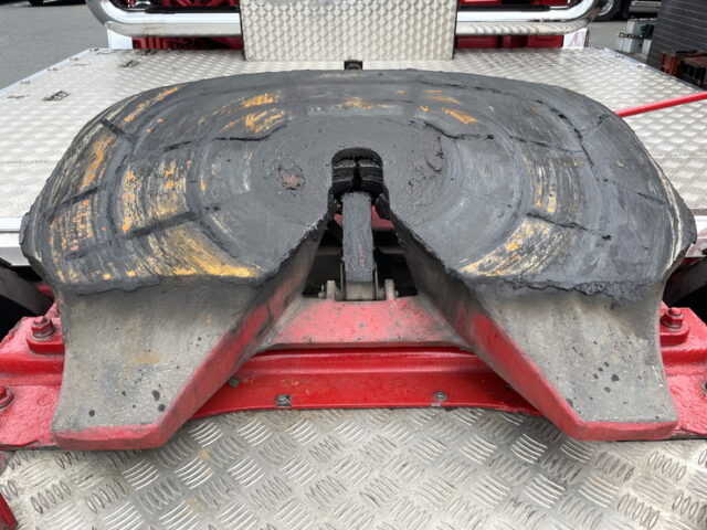 日野：プロフィア：トレーラーヘッド：内装生地張り：ハイルーフ：架装多数：メッキ多数