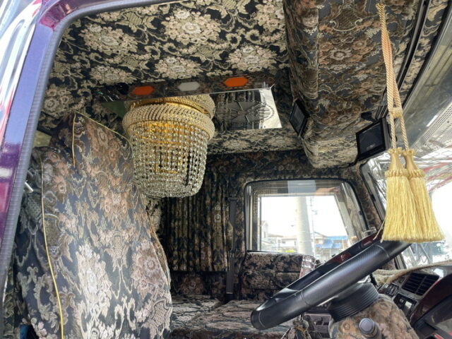 いすゞ：フォワード：デコトラ：キャンピング登録：箱内部屋仕様：マニ割り