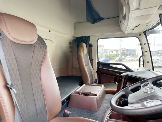 日野：17プロフィア：ハイルーフ：メッキ多数：アルミホイール：リア門口ステンレス