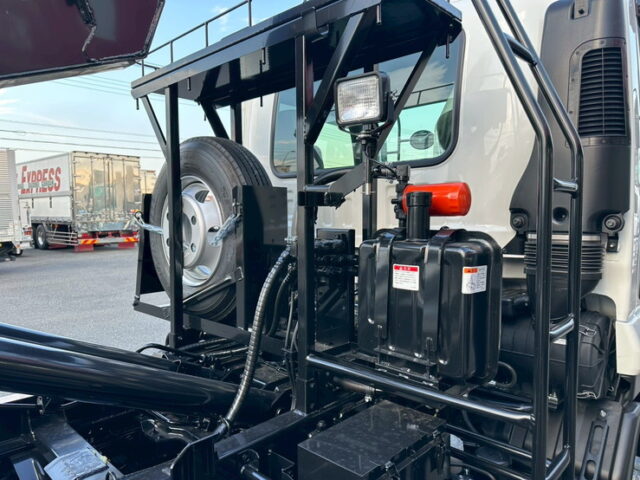 いすゞ：フォワード：登録済未使用：アームロール：3人乗り：ベッドレス：積載3.750㎏