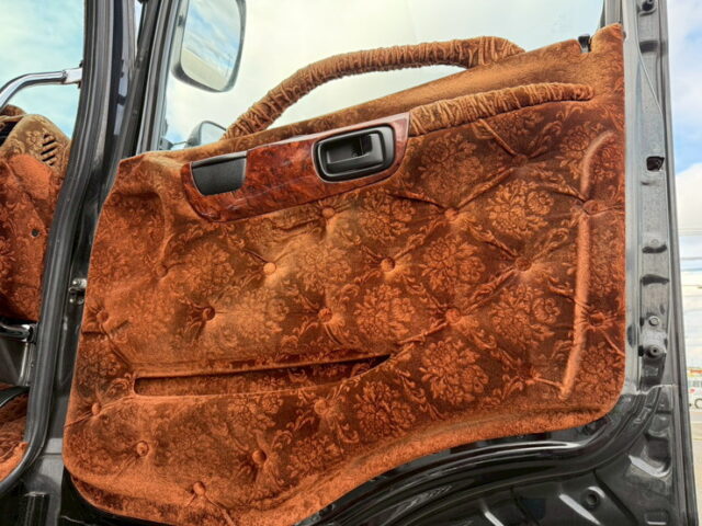 日野：プロフィア：冷凍バン：サブエンジン：アルミシマ床：架装多数：内装生地張り