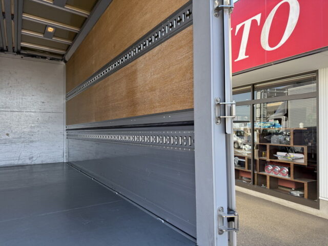 日野：デュトロ：ウィング：ワイドロング：180馬力：ステンレス多数：2.950㎏積