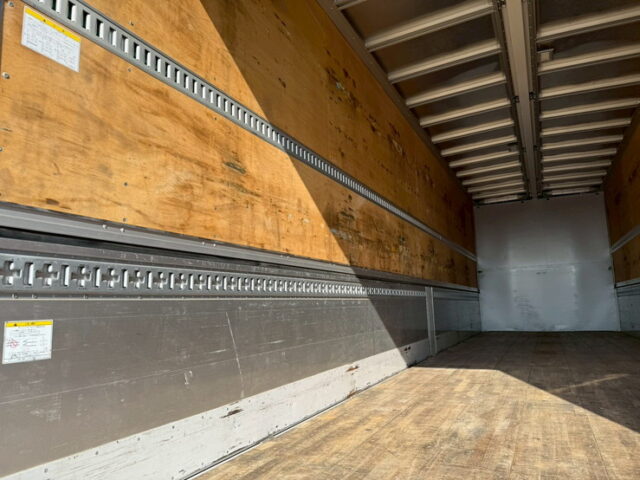 UDトラックス：クオン：ハイルーフ：ウィング：メッキ多数：木床：ラッシング2段