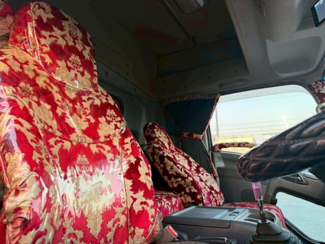 いすゞ：フォワード：ハイルーフ：冷凍バン：7100標準幅：架装多数：格納ゲート：エアサス