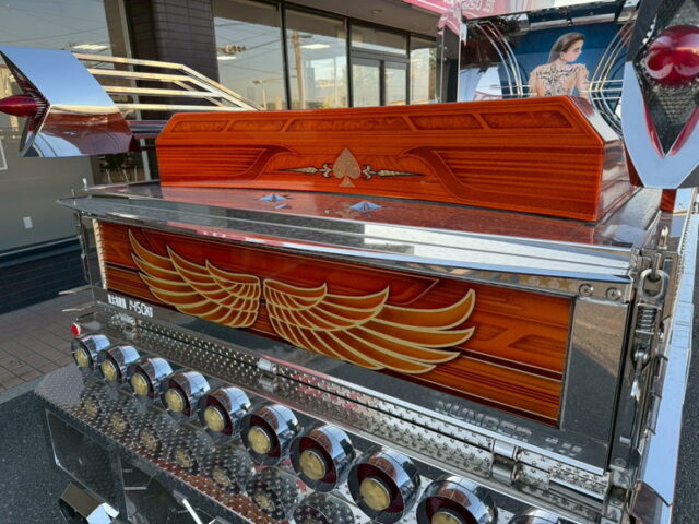 いすゞ：エルフ：イベント車：架装多数：カスタムペイント：荷台トランク仕様：マニ割り