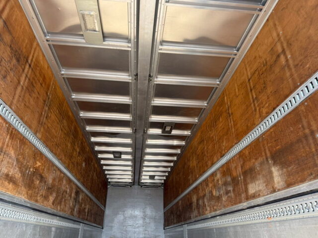 クオン:ハイルーフ:ウィング:メッキ多数:ステンレスバイザー:アルミホイール