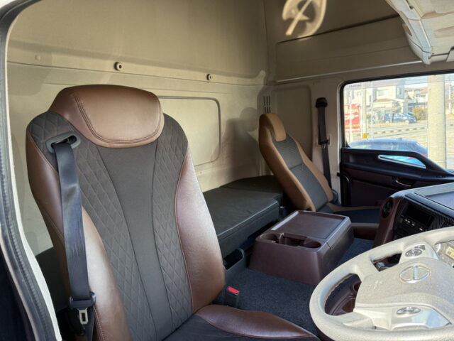 日野:17プロフィア:ハイルーフ:メッキ多数:アルミホイール:木床:E13Cエンジン