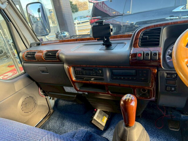 いすゞ:エルフ:平ボデー:標準幅:10尺長:マニ割り:ハイグレード:140馬力