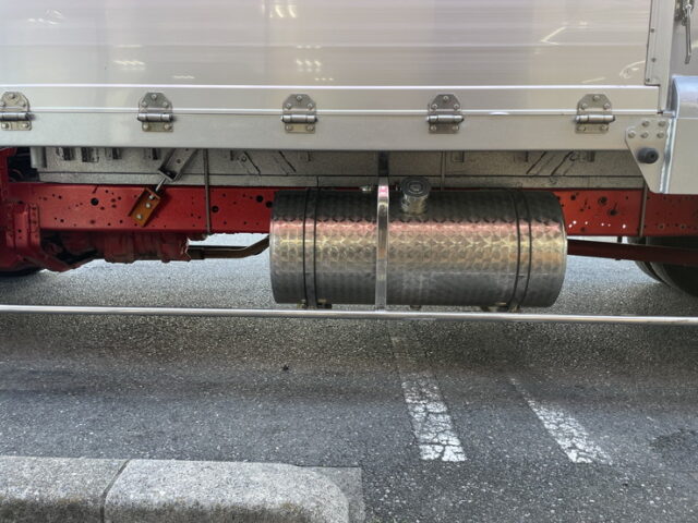 【委託販売車両】いすゞ：フォワード：205馬力：6MT：リア門口ステンレス：木床：ロケット：舟形バンパー：ステンレス多数　