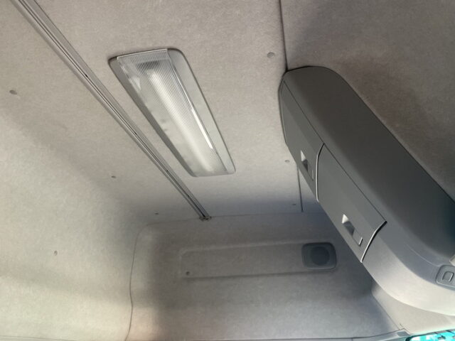 クオン：ハイルーフ：ウィング：跳上ゲート：総輪エアサス：エアロ付き：メッキ多数　