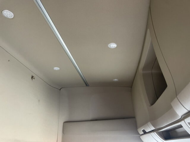 日野：17プロフィア：ハイルーフ：ウィング：メッキ多数：アルミホイール