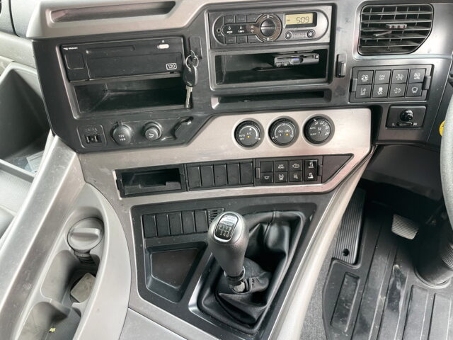 UDトラックス：クオン：トレーラーヘッド：メッキ多数：第5輪荷重11.500㎏