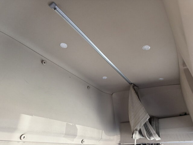 日野：17プロフィア：ハイルーフ：ウィング：メッキ多数：ステンレス多数：リア門口ステンレス