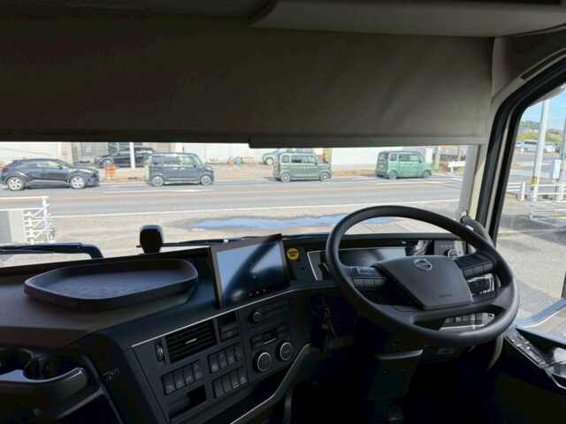 VOLVO：FH：グローブトロッター：ウィング：ブラックウルフホイール：木床