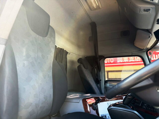 UDトラックス：クオン：ハイルーフ：ウィング：メッキ多数：木床：ラッシング2段