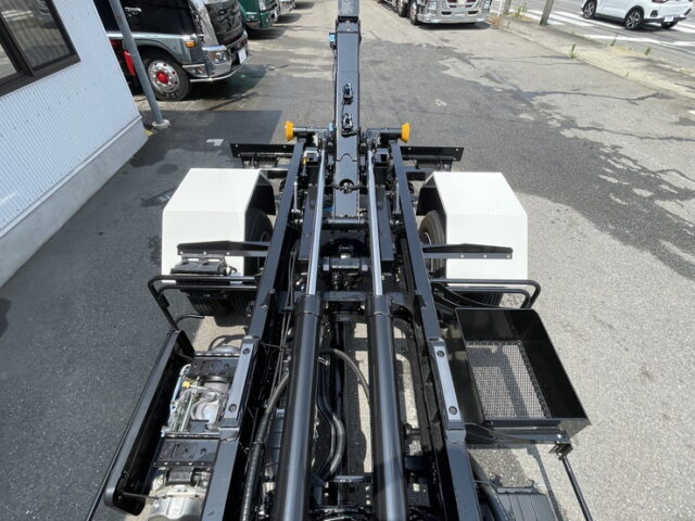 いすゞ：フォワード：登録済未使用：アームロール：3人乗り：ベッドレス：積載3.750㎏