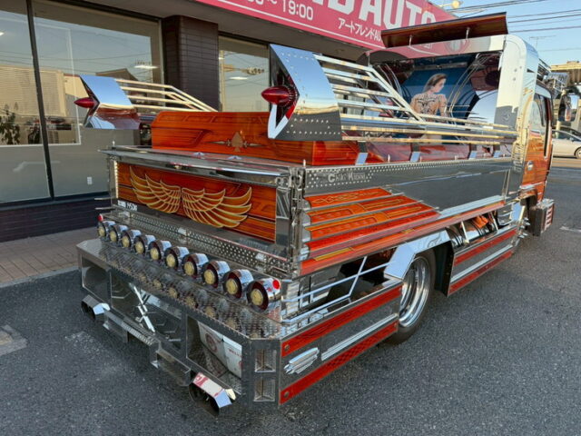 いすゞ：エルフ：イベント車：架装多数：カスタムペイント：荷台トランク仕様：マニ割り