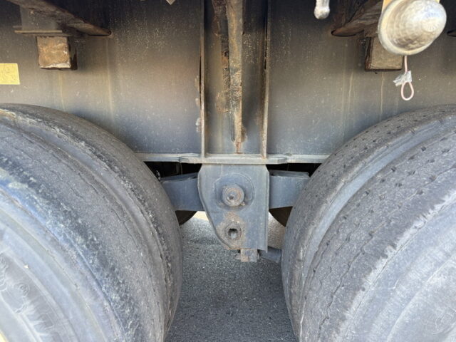 東邦：トレーラー：まな板：3軸：スタンション多数：内フック多数：最大積載量27.500㎏