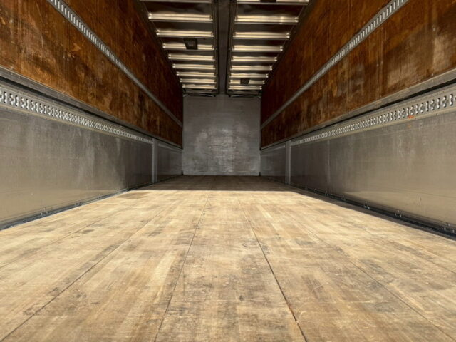 クオン:ハイルーフ:ウィング:メッキ多数:ステンレスバイザー:アルミホイール