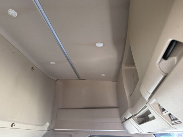 日野:17プロフィア:ハイルーフ:メッキ多数:アルミホイール:木床:E13Cエンジン