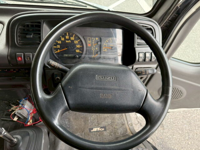 【現状】いすゞ：エルフ：平ボデー：架装多数：マニ割り：5トン未満：2駆/4駆切換付き