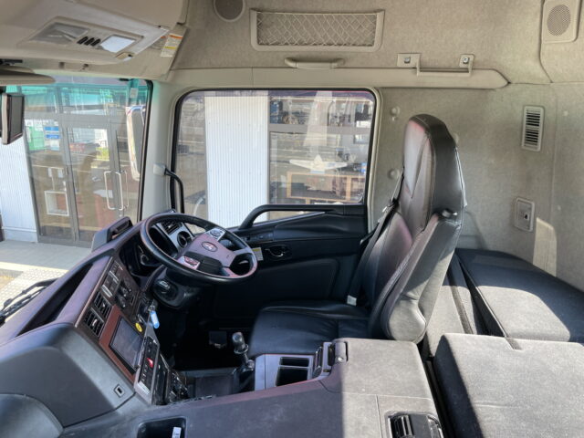 17スーパーグレート トレーラーヘッド プレミアムライン 第5輪荷重11.500㎏ ブタ鼻