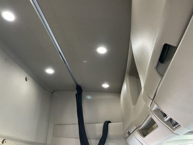 日野　17プロフィア　ハイルーフ　トレーラーヘッド　E13Cエンジン　450馬力