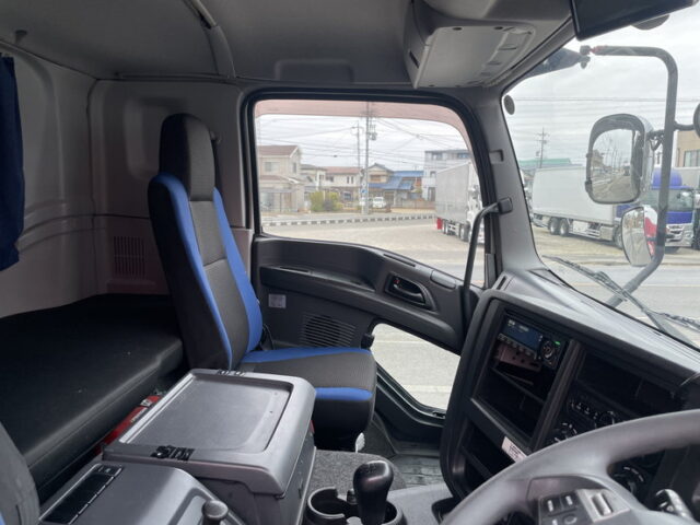 いすゞ　ギガ　ウィング　メッキ多数　ステンレス多数　アルミホイール