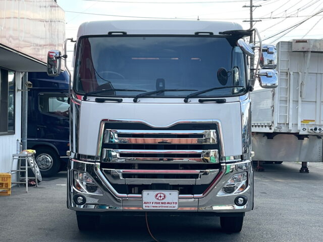 UDトラックス：クオン：トレーラーヘッド：メッキ多数：第5輪荷重11.500㎏