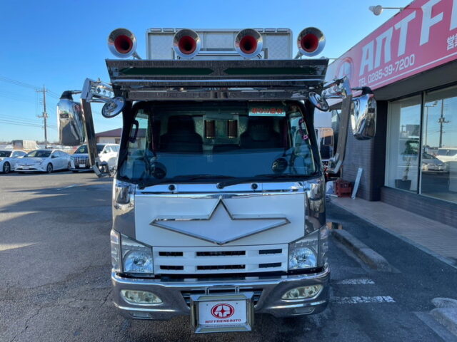 いすゞ：エルフ：平アルミブロック（70㎝）６速MT：フロントバイザー：ミラーステー：アルミホイール：架装多数　