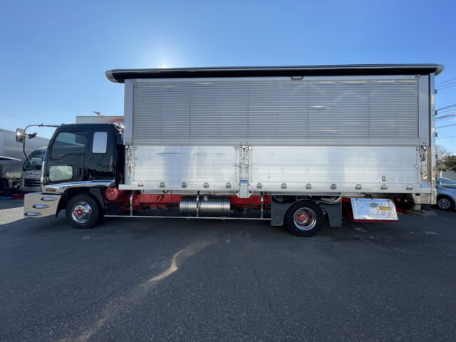 【委託販売車両】いすゞ：フォワード：205馬力：6MT：リア門口ステンレス：木床：ロケット：舟形バンパー：ステンレス多数　