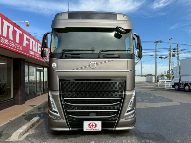 VOLVO：FH：グローブトロッター：ウィング：ブラックウルフホイール：木床