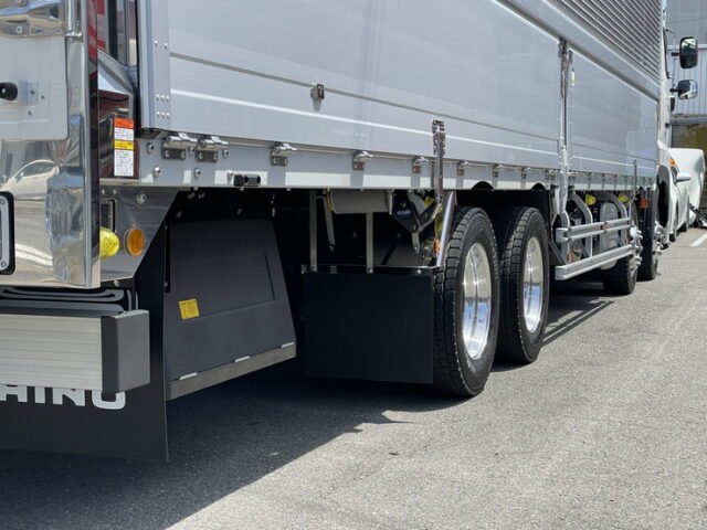 日野　17プロフィア　未使用　ハイルーフ　アルミホイール　リア門口ステンレス　7速MT