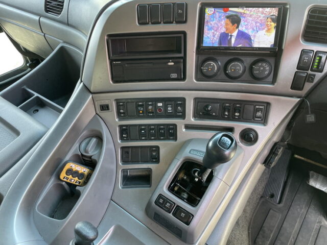 クオン：ハイルーフ：ウィング：跳上ゲート：総輪エアサス：エアロ付き：メッキ多数　