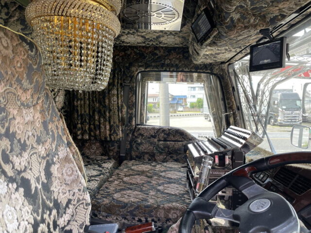 いすゞ：フォワード：デコトラ：キャンピング登録：箱内部屋仕様：マニ割り