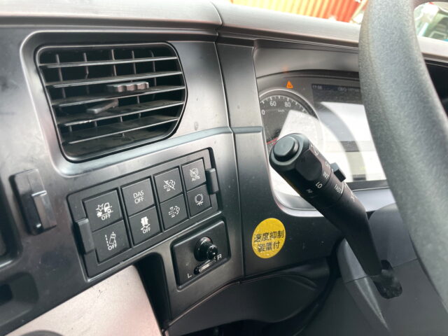 UDトラックス：クオン：トレーラーヘッド：メッキ多数：第5輪荷重11.500㎏