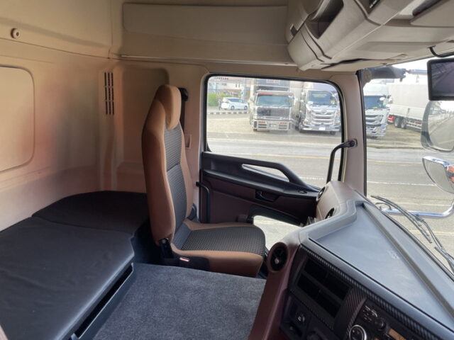 日野：17プロフィア：ハイルーフ：メッキ多数：ステンレス多数：アルミホイール